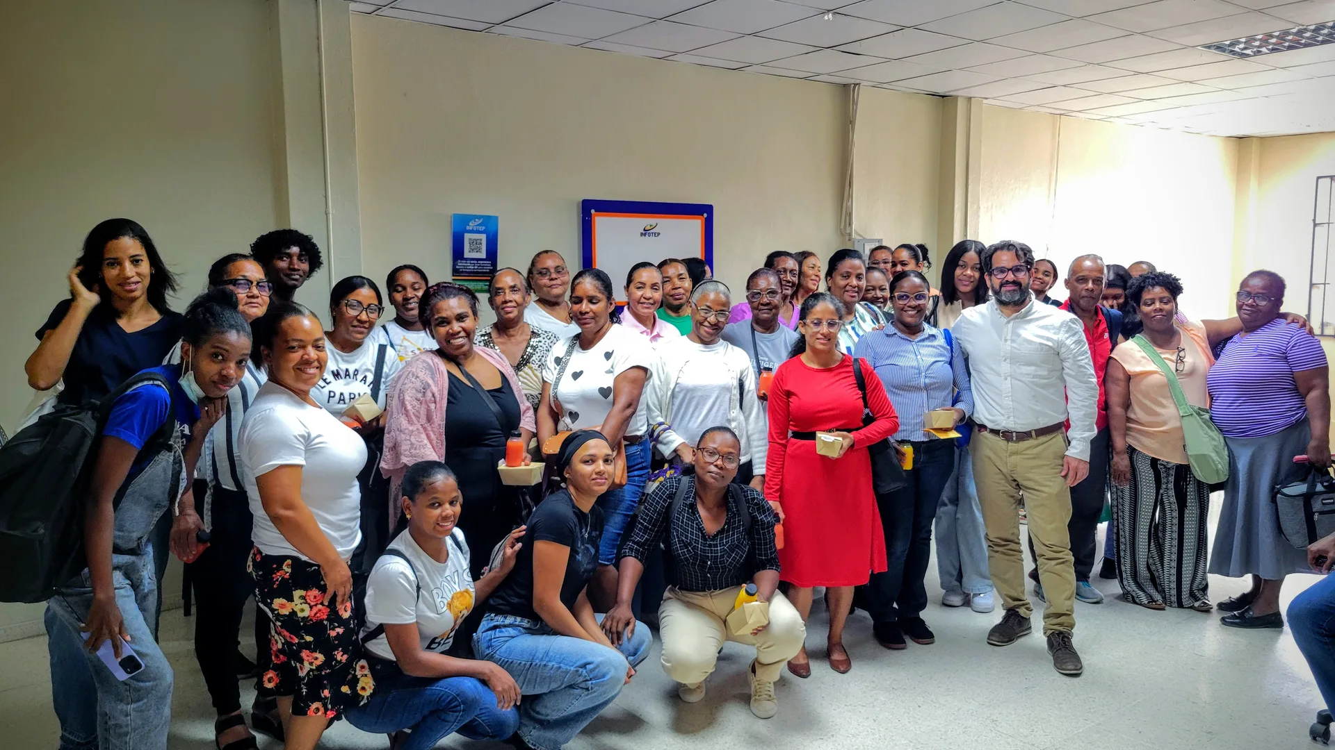 Las participantes del taller «IA para tu Crecimiento Profesional» junto a Carlos Miranda Levy, al cierre de la jornada en el Centro de Superación Comunitaria de San Cristóbal